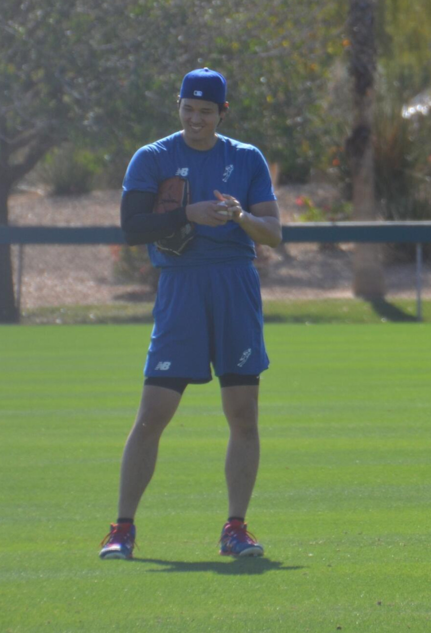 フィールドでキャッチボールを行い、笑顔を見せる大谷（撮影・斎藤庸裕）