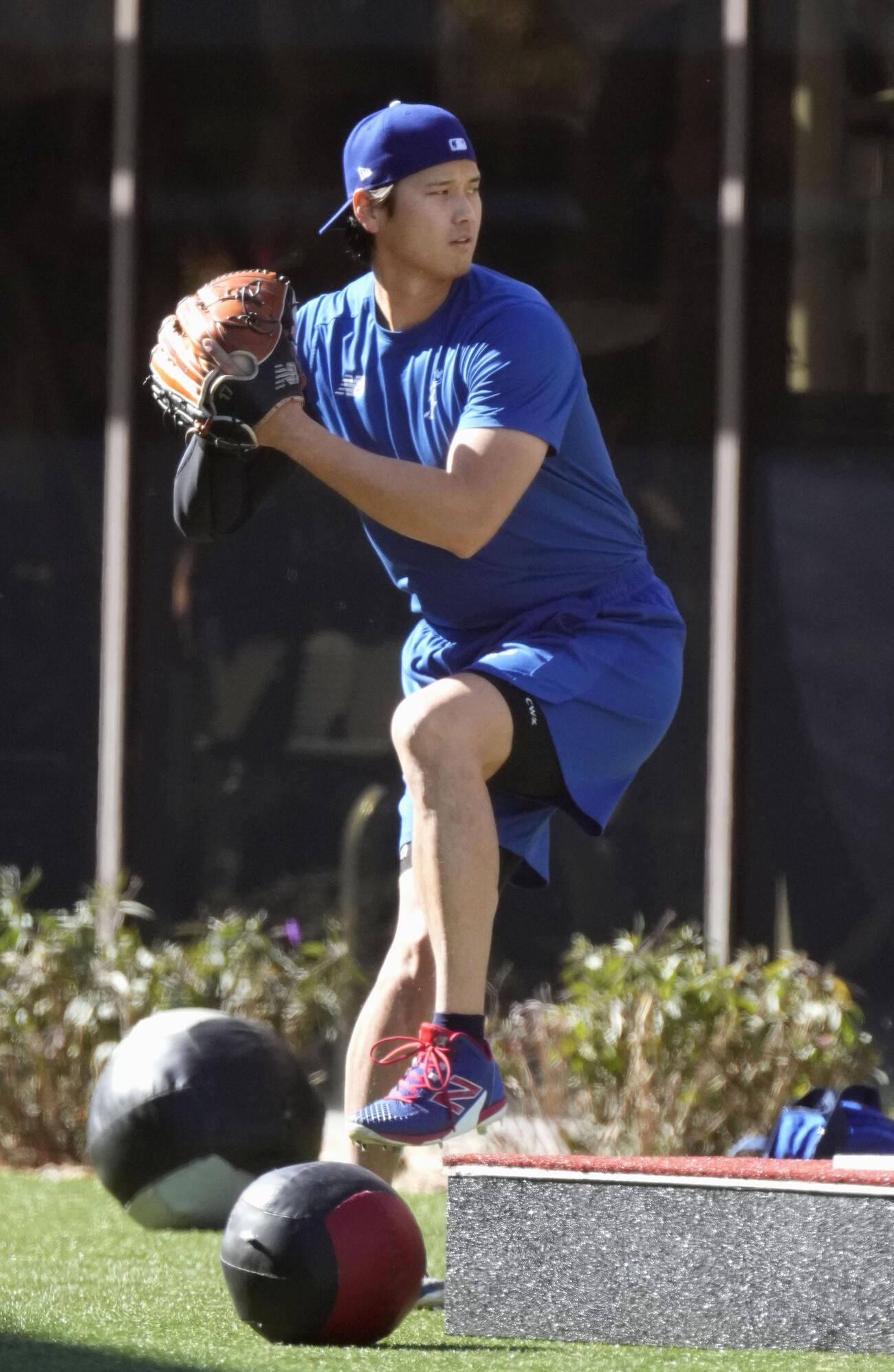 壁当てをするドジャース大谷（共同）