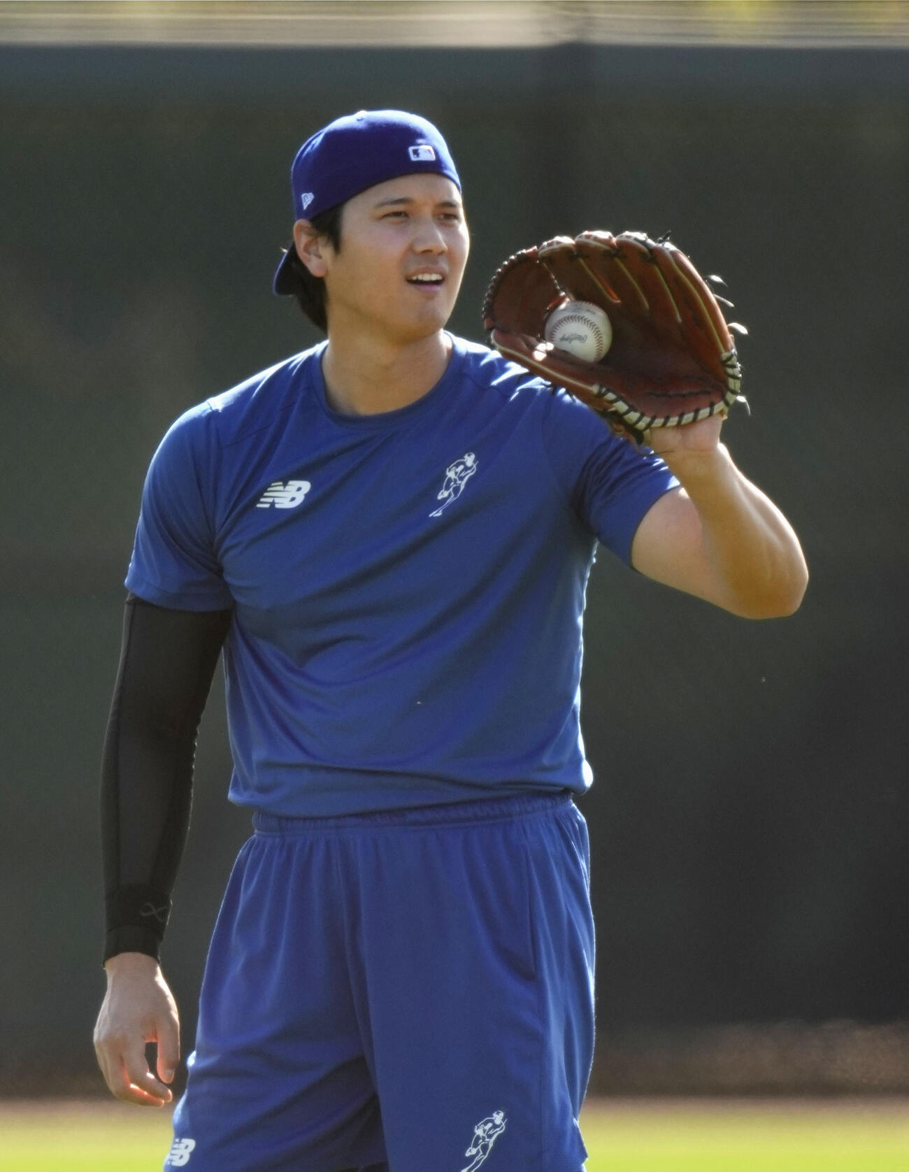 キャッチボールするドジャース大谷（共同）