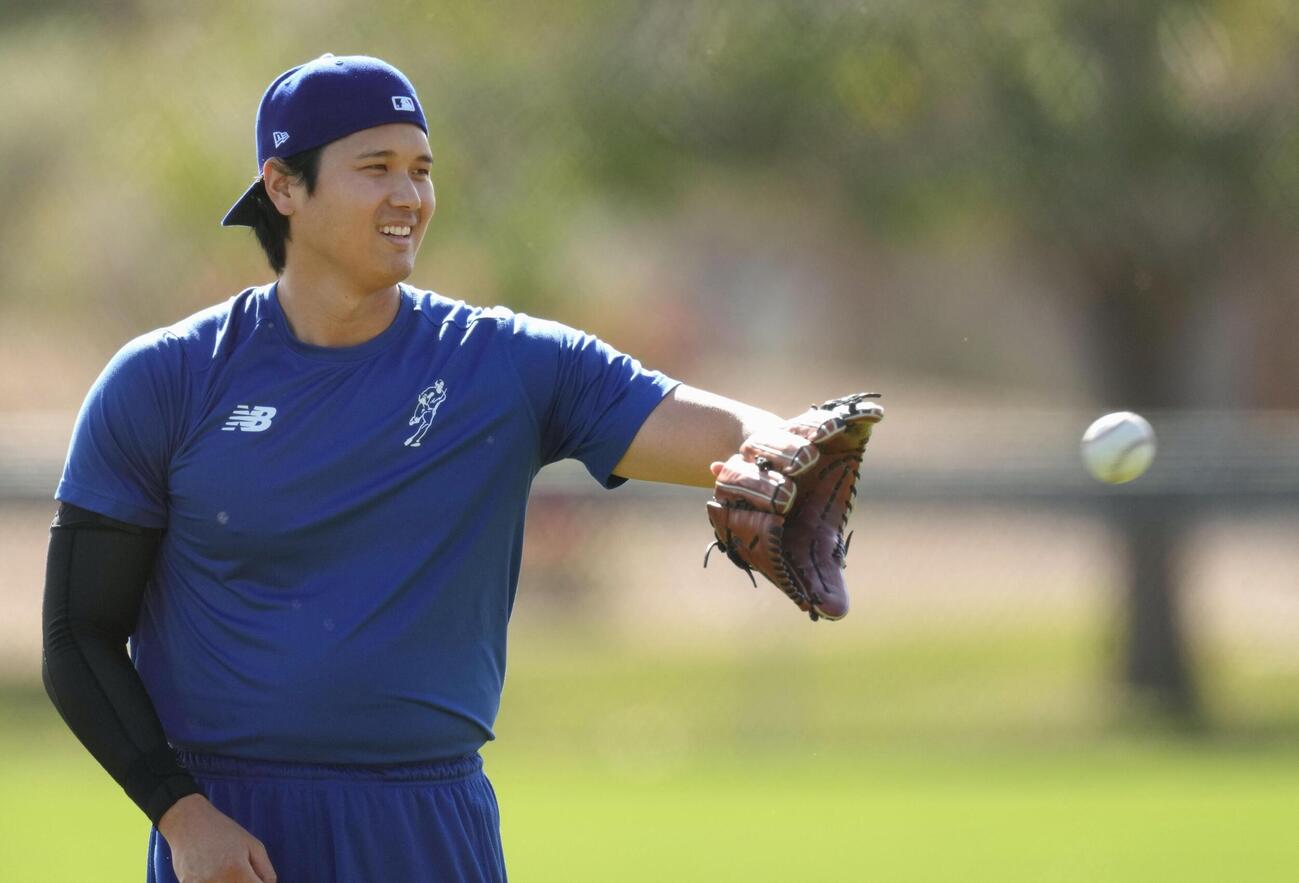 キャッチボールするドジャース大谷（共同）