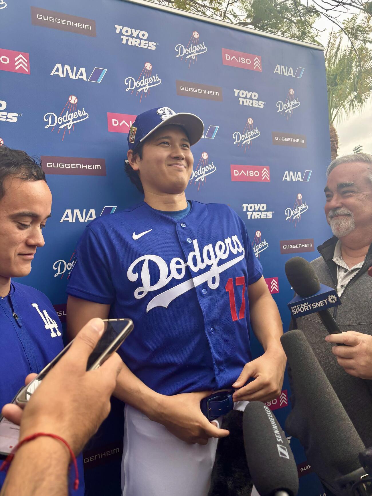 バッテリー組のキャンプ初日を終え、笑顔でメディアの取材に応じる大谷（撮影・斎藤庸裕）