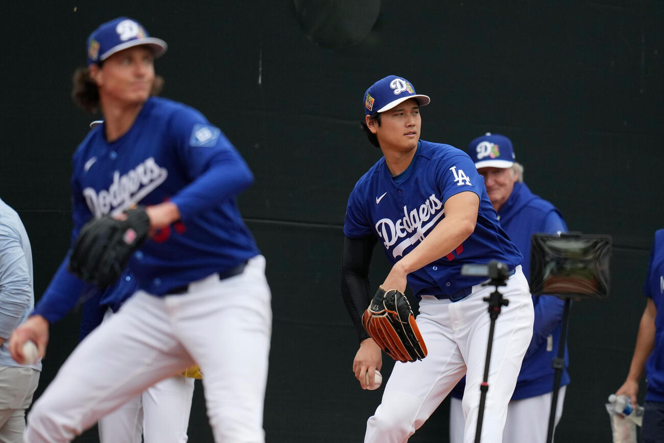 ブルペン投球するドジャース大谷翔平、手前はグラスノー（AP）