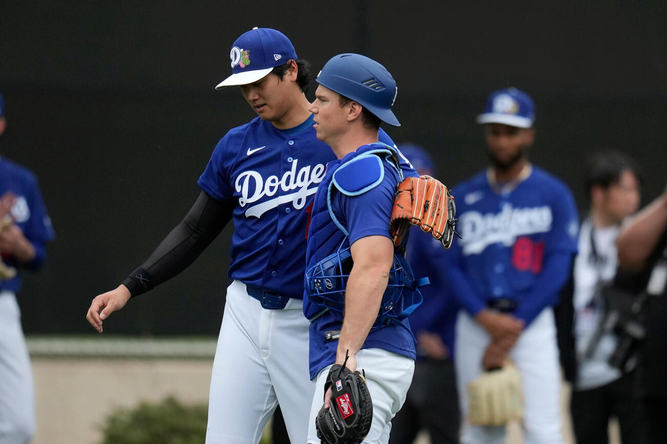 投球練習を終えた大谷翔平はスミス捕手と言葉をかわす（AP）