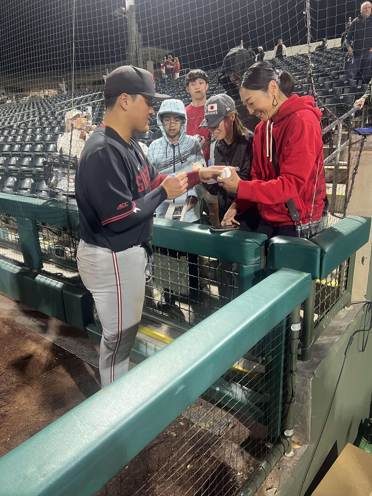 試合後、熱心なファンにサインする佐々木麟太郎