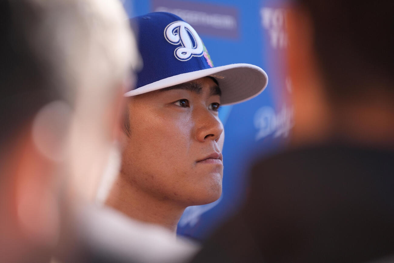 囲み取材に応じるドジャース山本由伸（AP）
