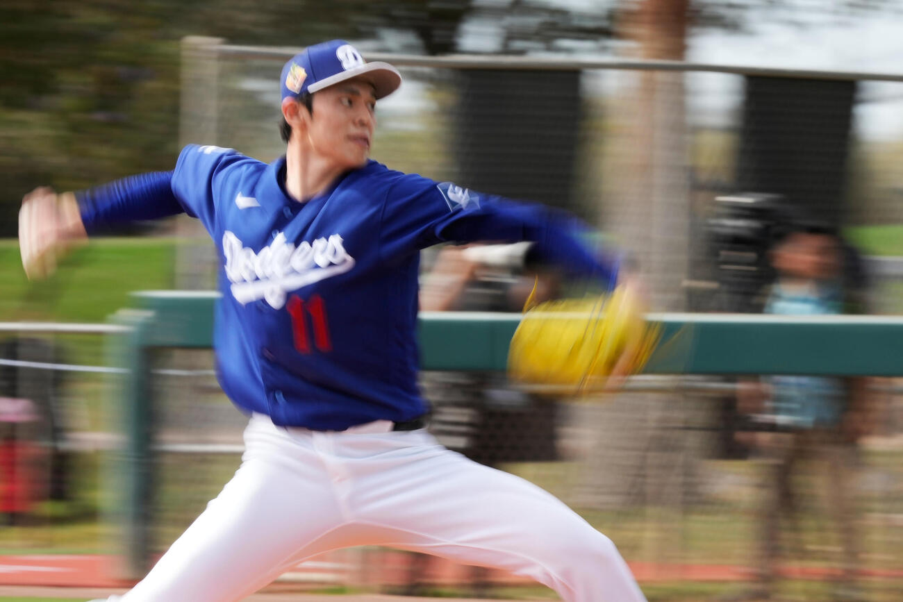 ライブBPで力投する佐々木朗希（AP）
