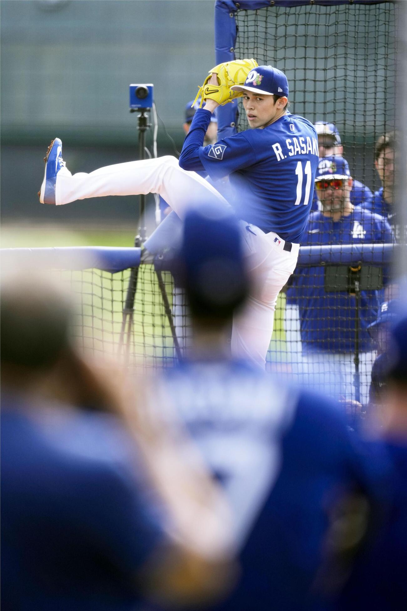 実戦形式の練習に登板したドジャース佐々木。手前は大谷（共同）
