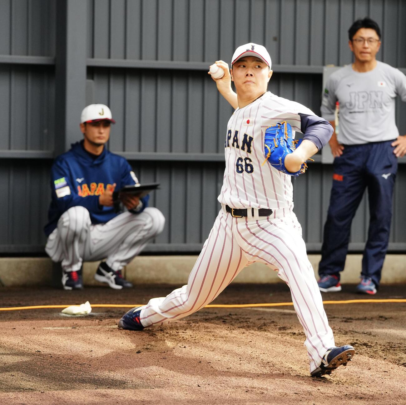 ダルビッシュ（左）が見つめる前でブルペン投球する松本（撮影・垰建太）