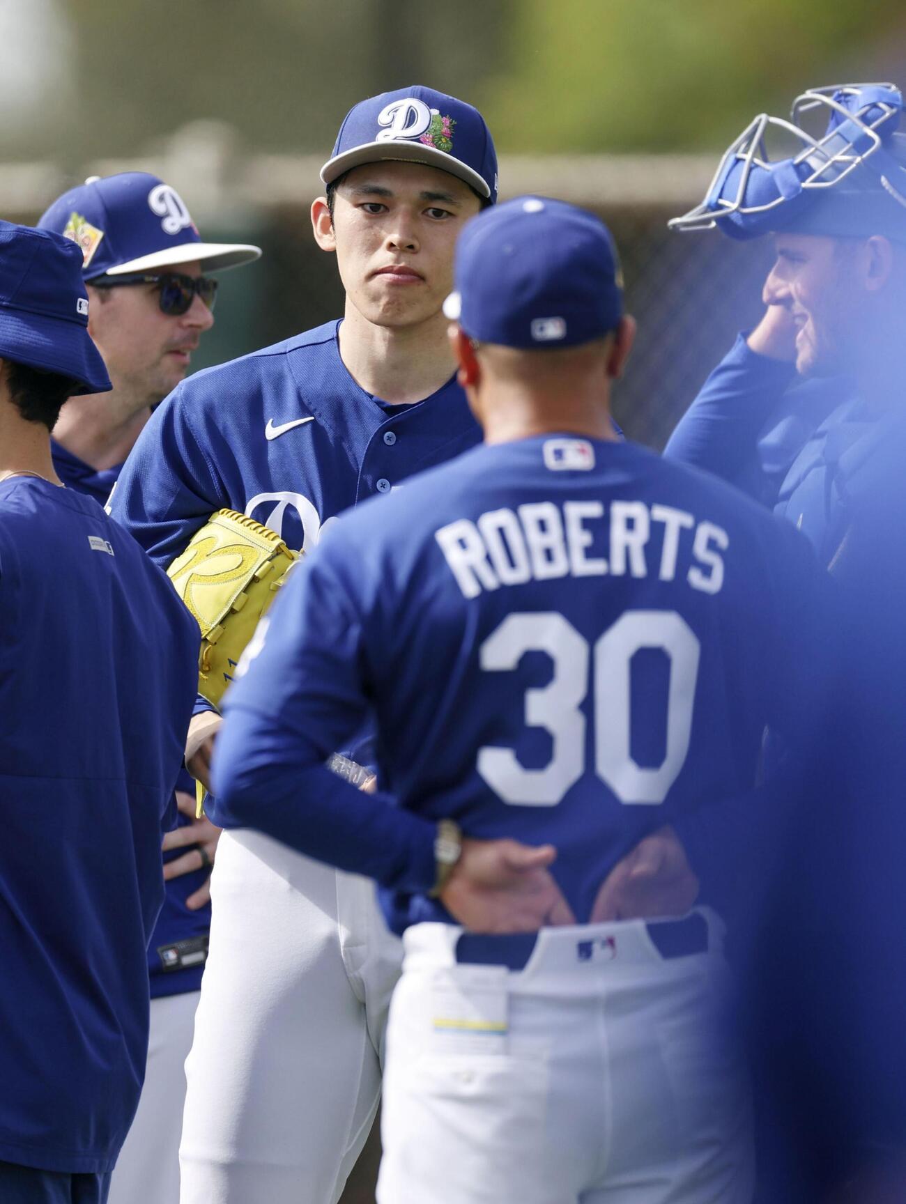 実戦形式の登板を終え、ロバーツ監督（30）と話をするドジャース・佐々木（共同）