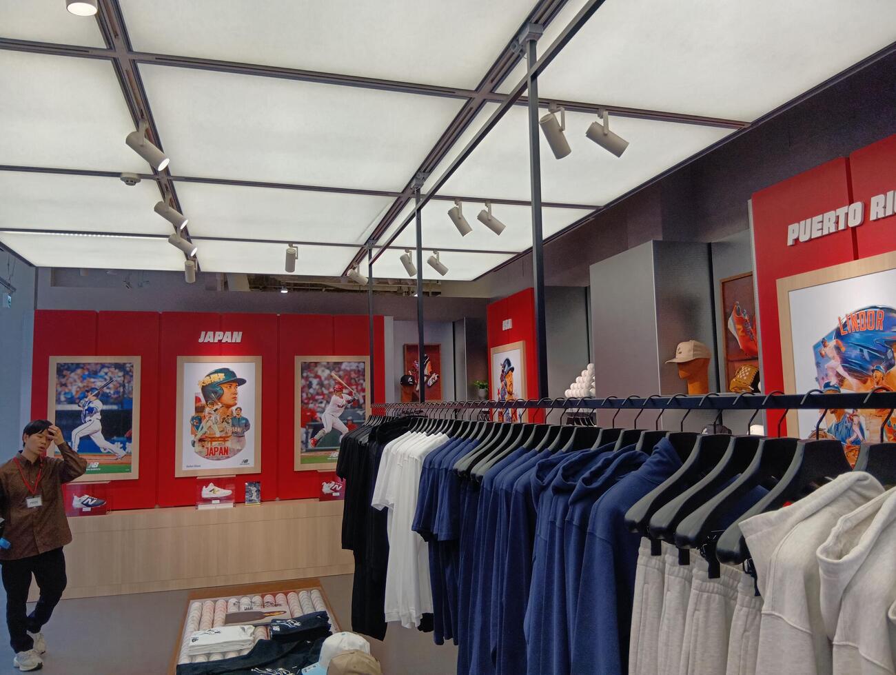 ドジャース大谷翔平投手のグラブやスパイクが展示されるニューバランス原宿店