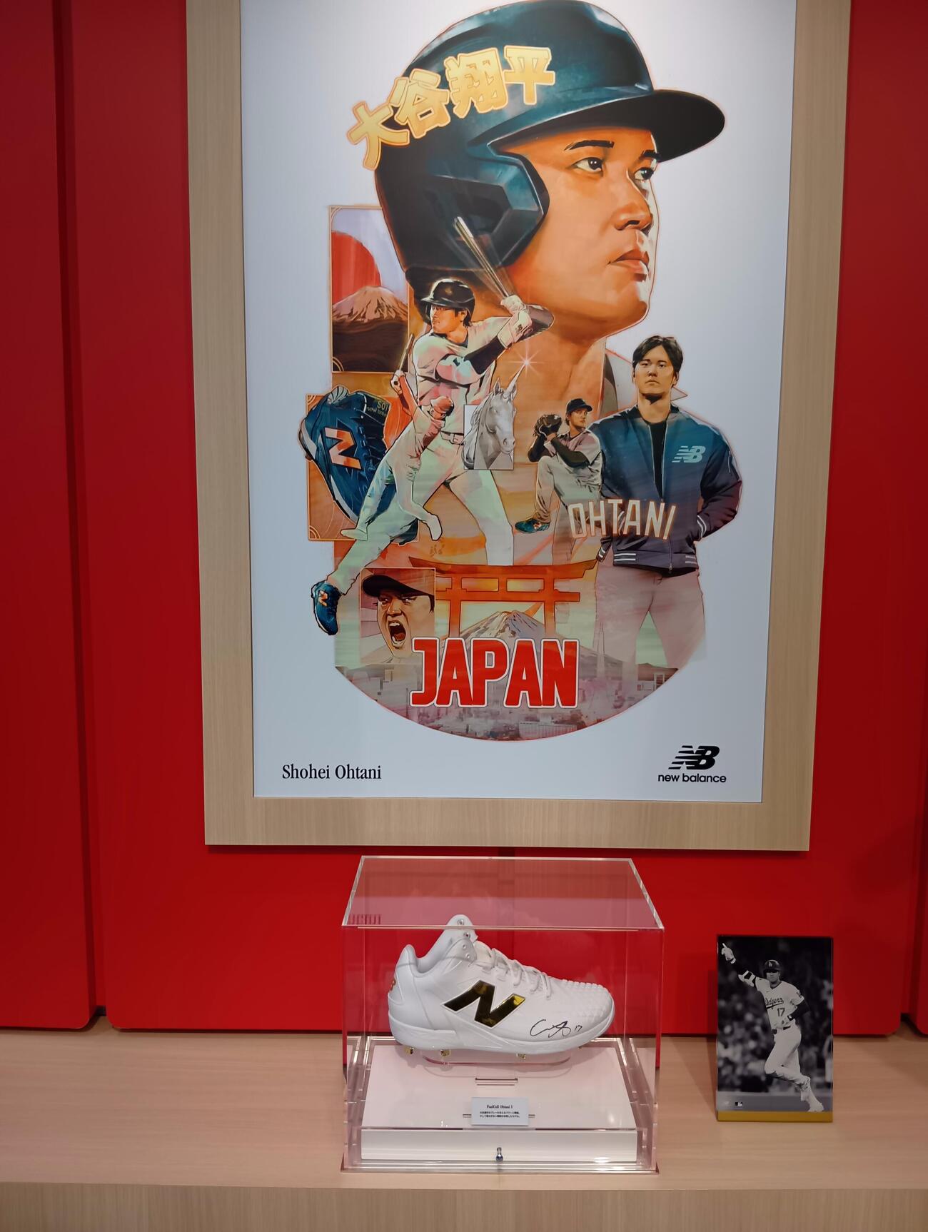 ドジャース大谷翔平投手のグラブやスパイクが展示されるニューバランス原宿店