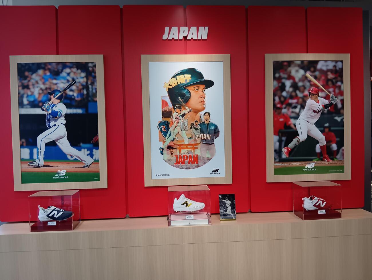 ドジャース大谷翔平投手のグラブやスパイク、DeNA牧秀悟内野手、広島小園海斗内野手が展示されるニューバランス原宿店