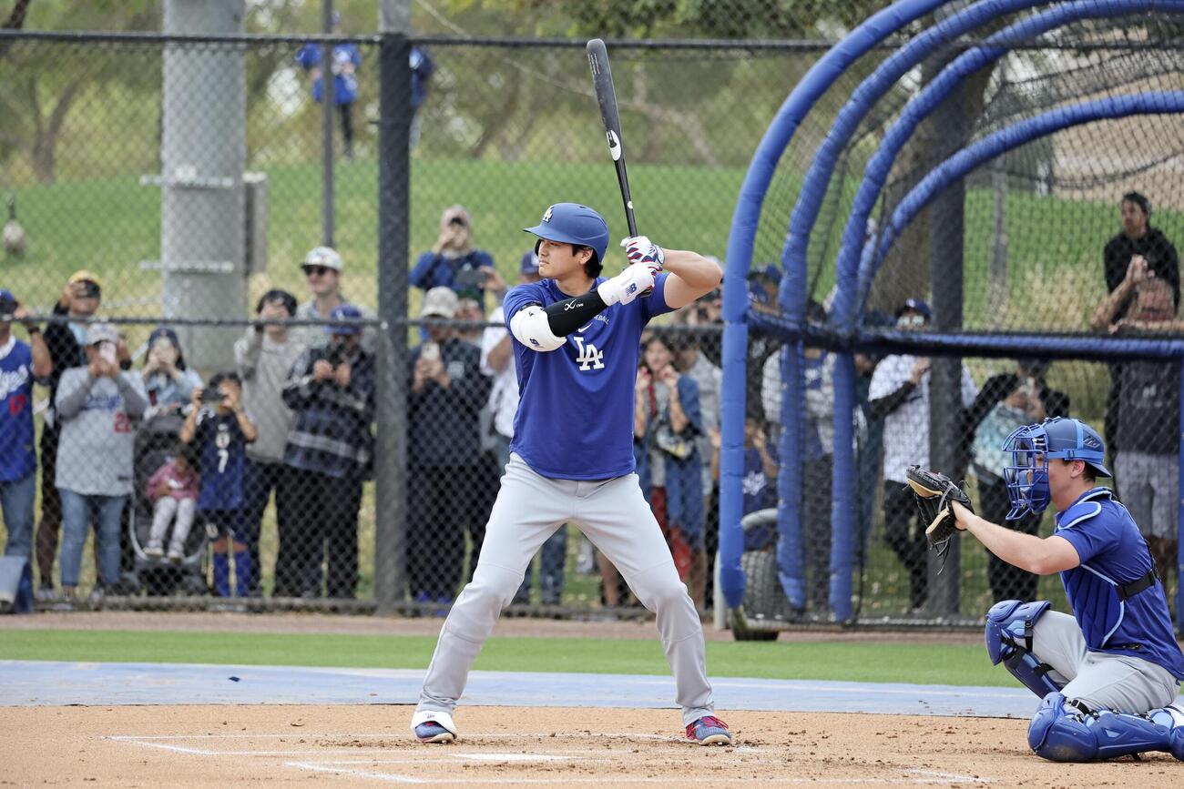 実戦形式の練習で打席に立つドジャース・大谷＝グレンデール（共同）