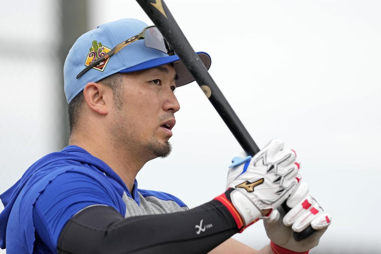 キャンプ初日、打撃練習を行うカブス・鈴木＝メサ（共同）