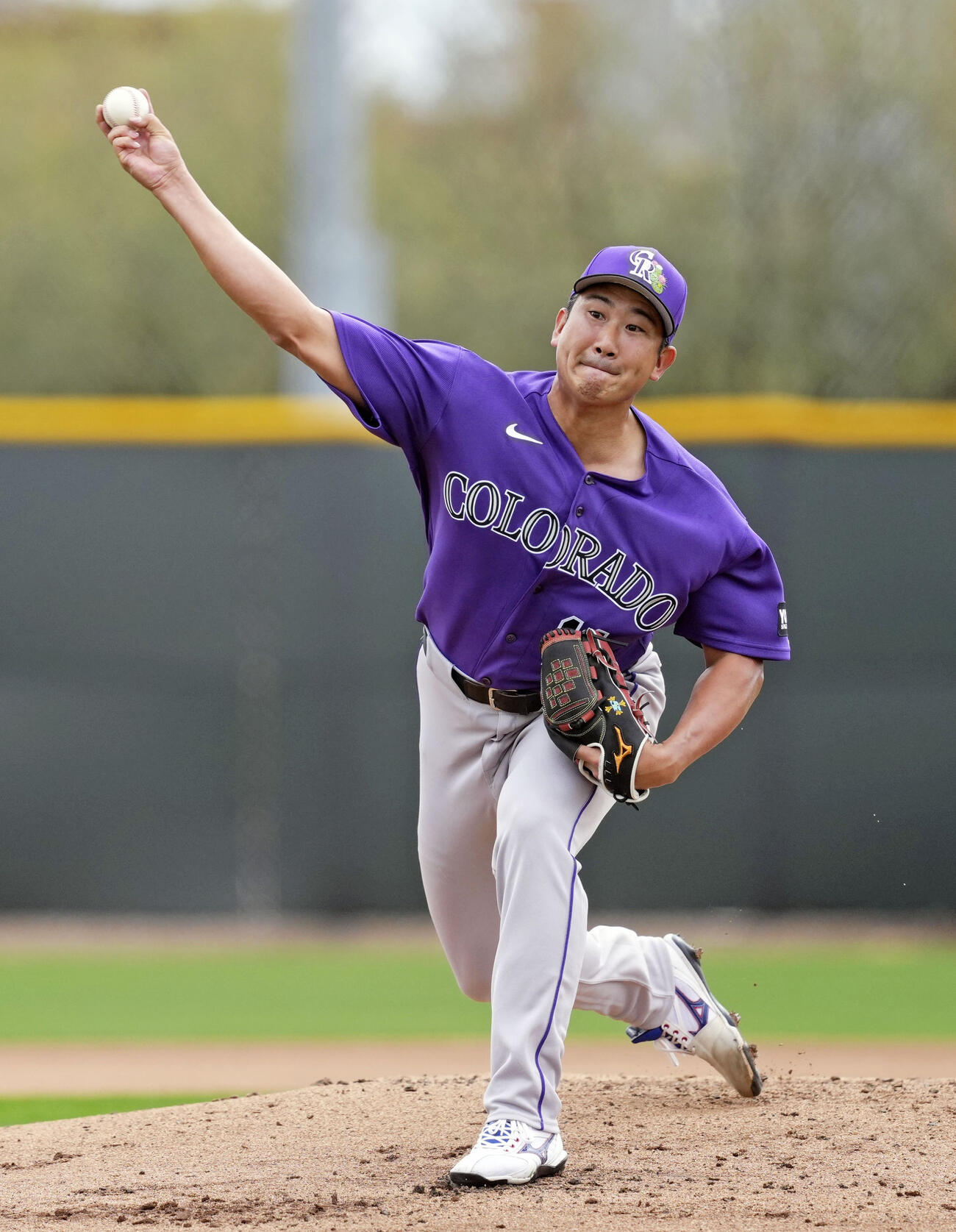 実戦形式に登板したロッキーズ・菅野（共同）