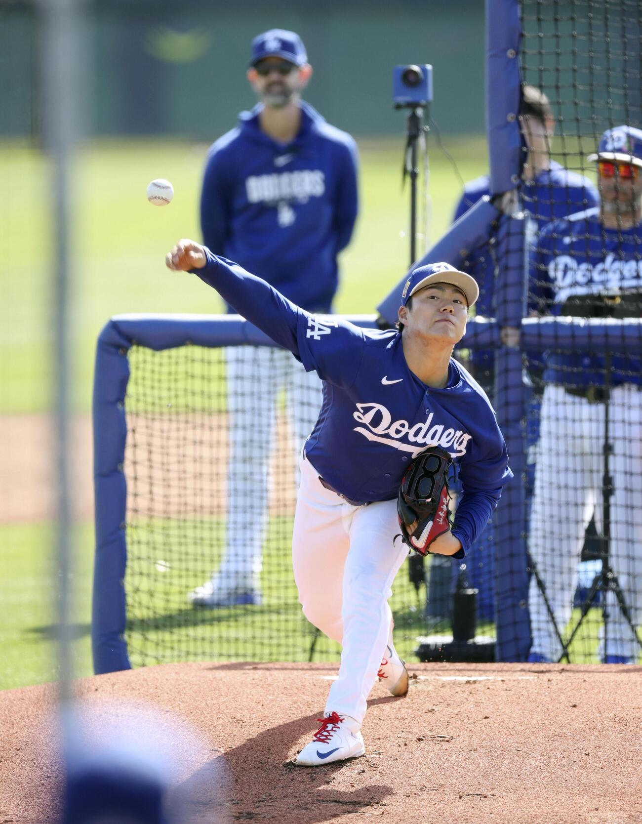 実戦形式の練習に登板したドジャース・山本＝グレンデール（共同）
