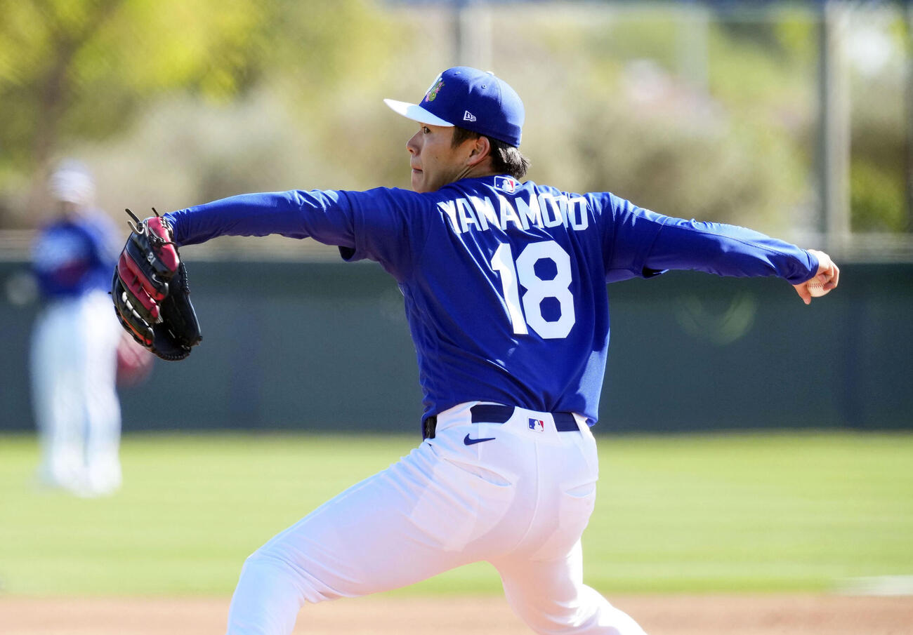 実戦形式の練習に登板したドジャース・山本＝グレンデール（共同）