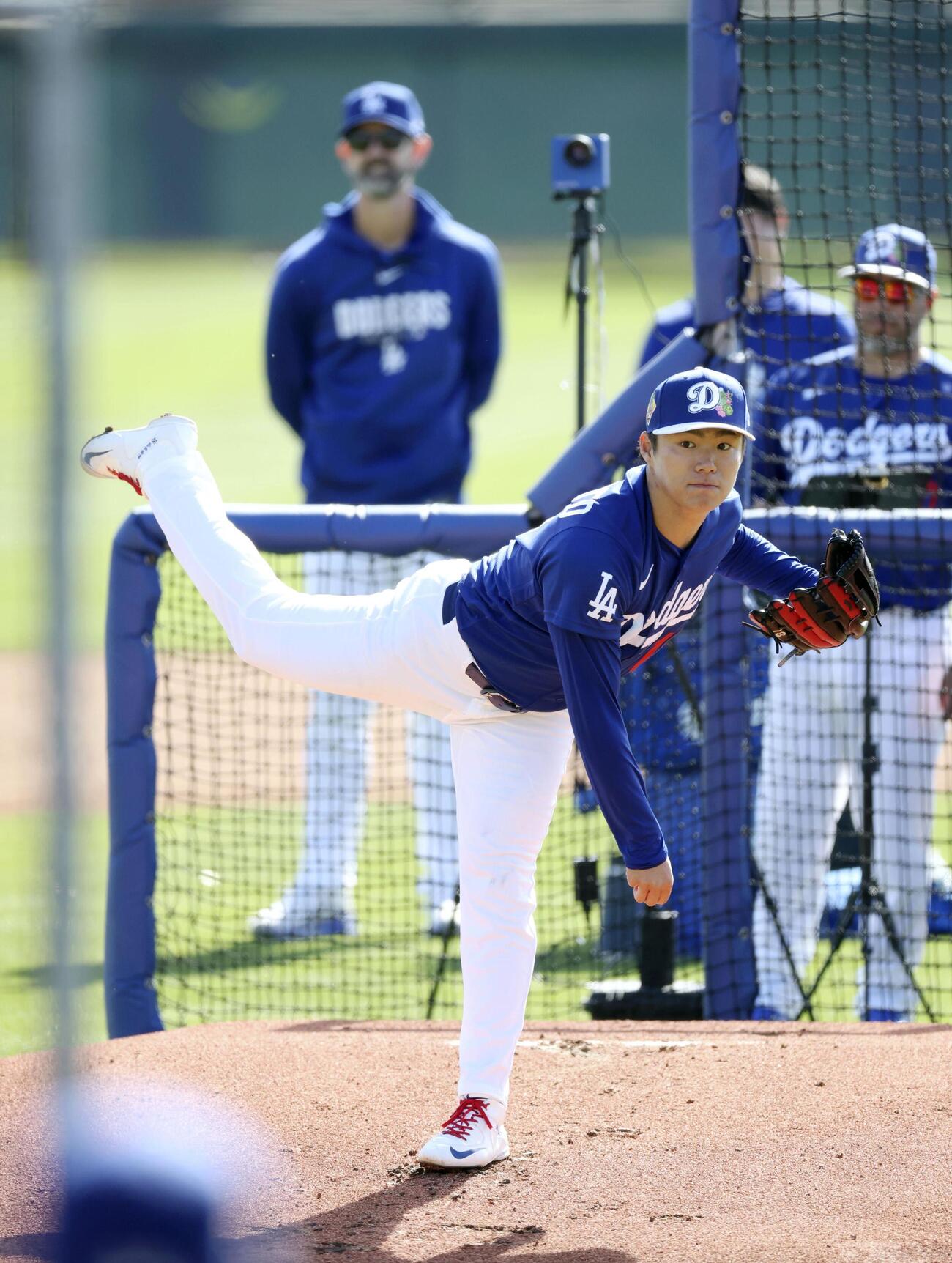実戦形式の練習に登板したドジャース・山本＝グレンデール（共同）