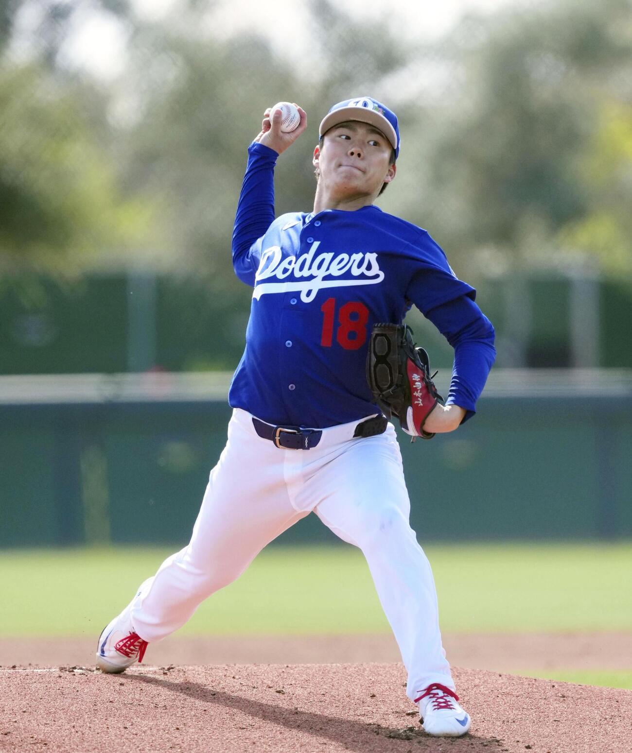 実戦形式の練習に登板したドジャース・山本＝グレンデール（共同）