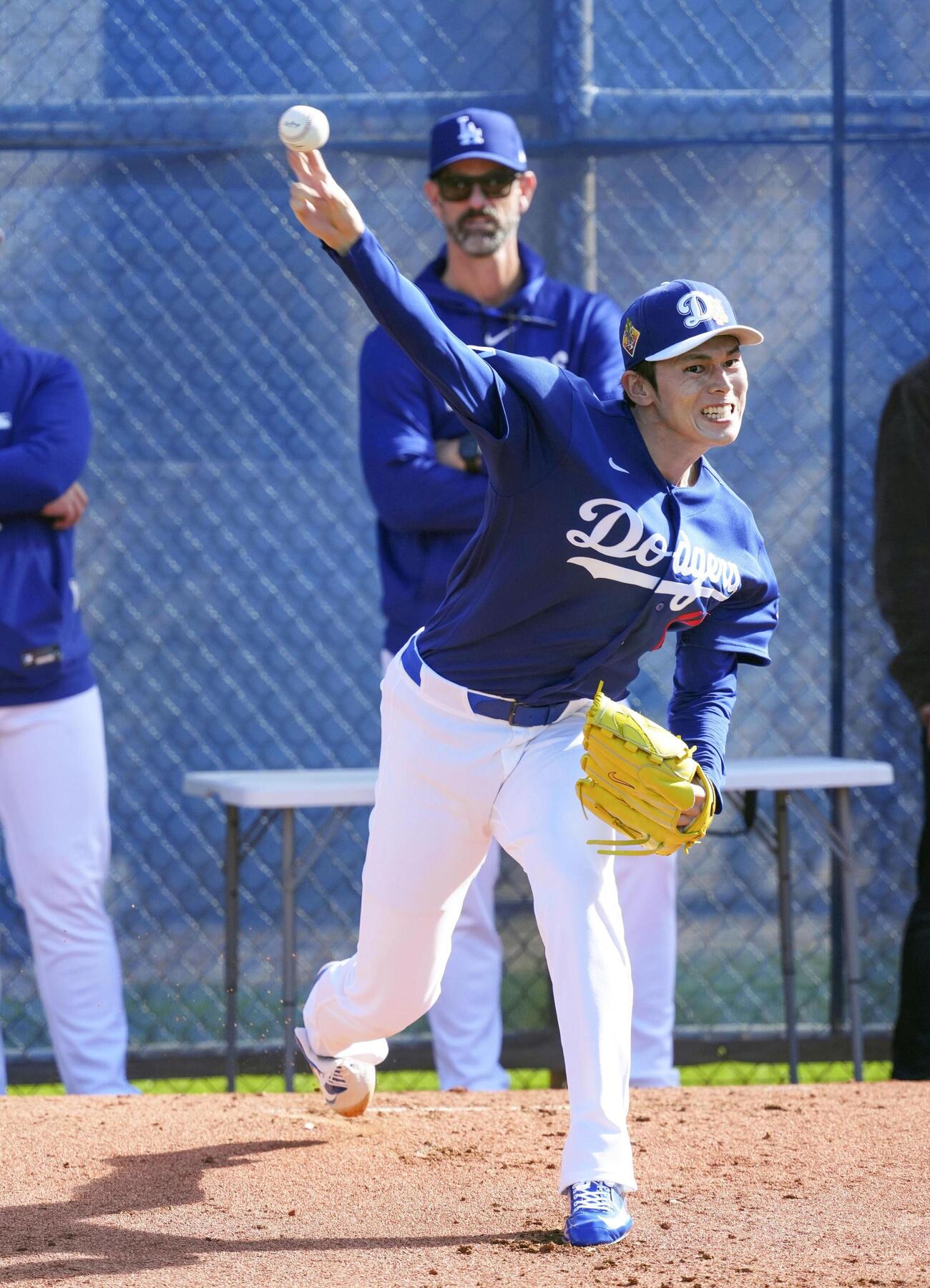 ブルペンで投球練習するドジャース・佐々木＝グレンデール（共同）