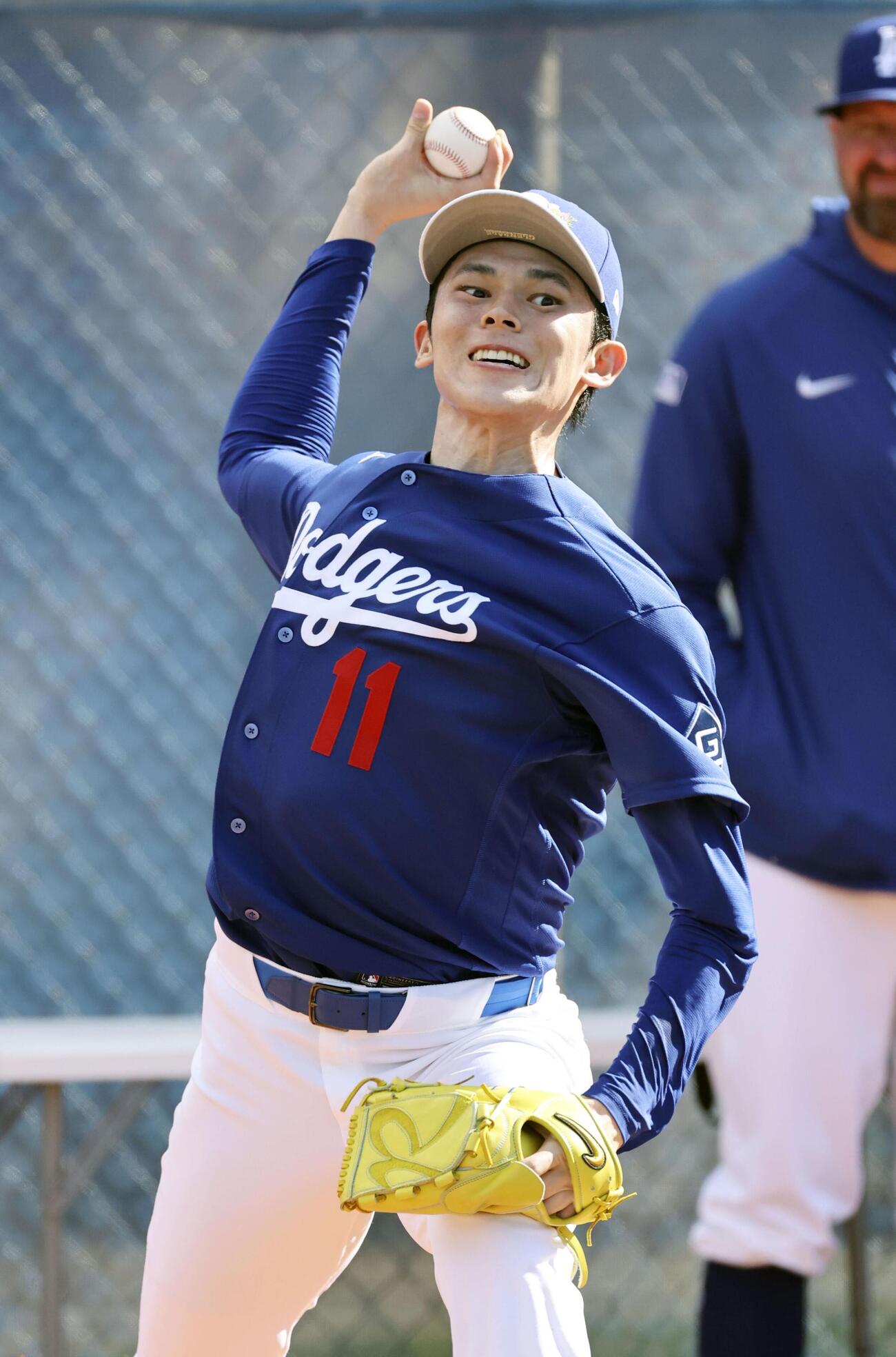 ブルペンで投球練習するドジャース・佐々木＝グレンデール（共同）