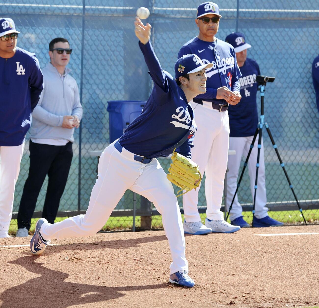 ブルペンで投球練習するドジャース・佐々木＝グレンデール（共同）