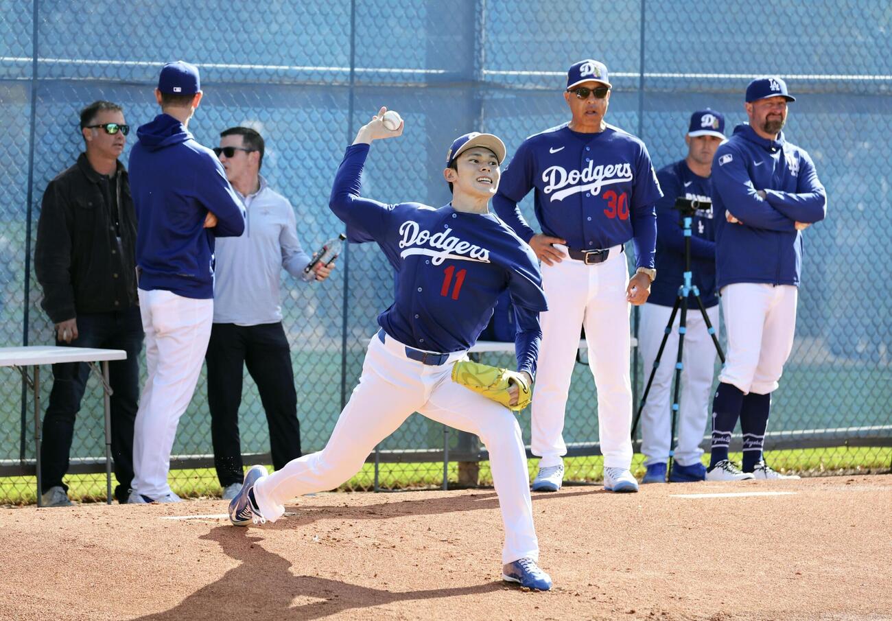 ブルペンで投球練習するドジャース・佐々木＝グレンデール（共同）