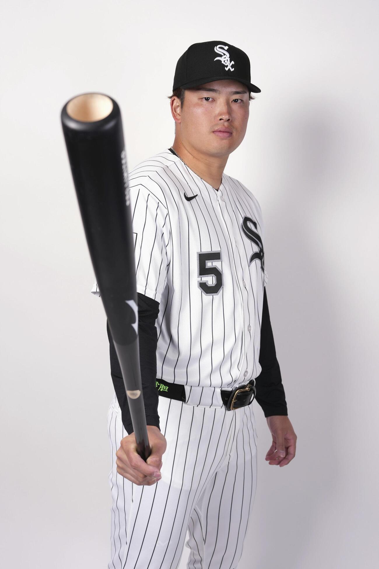 メディア向けの撮影で写真に納まるホワイトソックス・村上＝グレンデール（共同）
