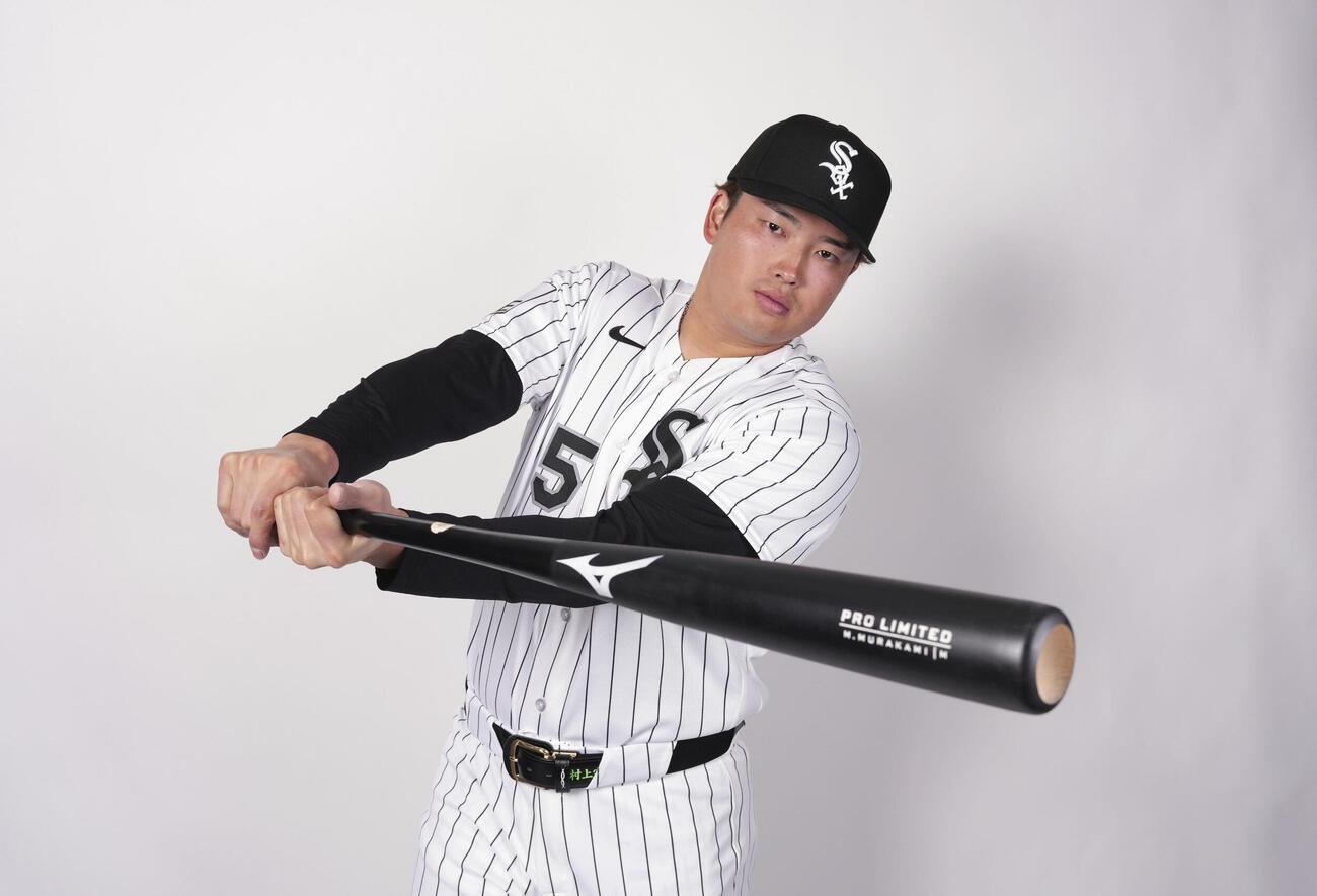 メディア向けの撮影で写真に納まるホワイトソックス・村上＝グレンデール（共同）