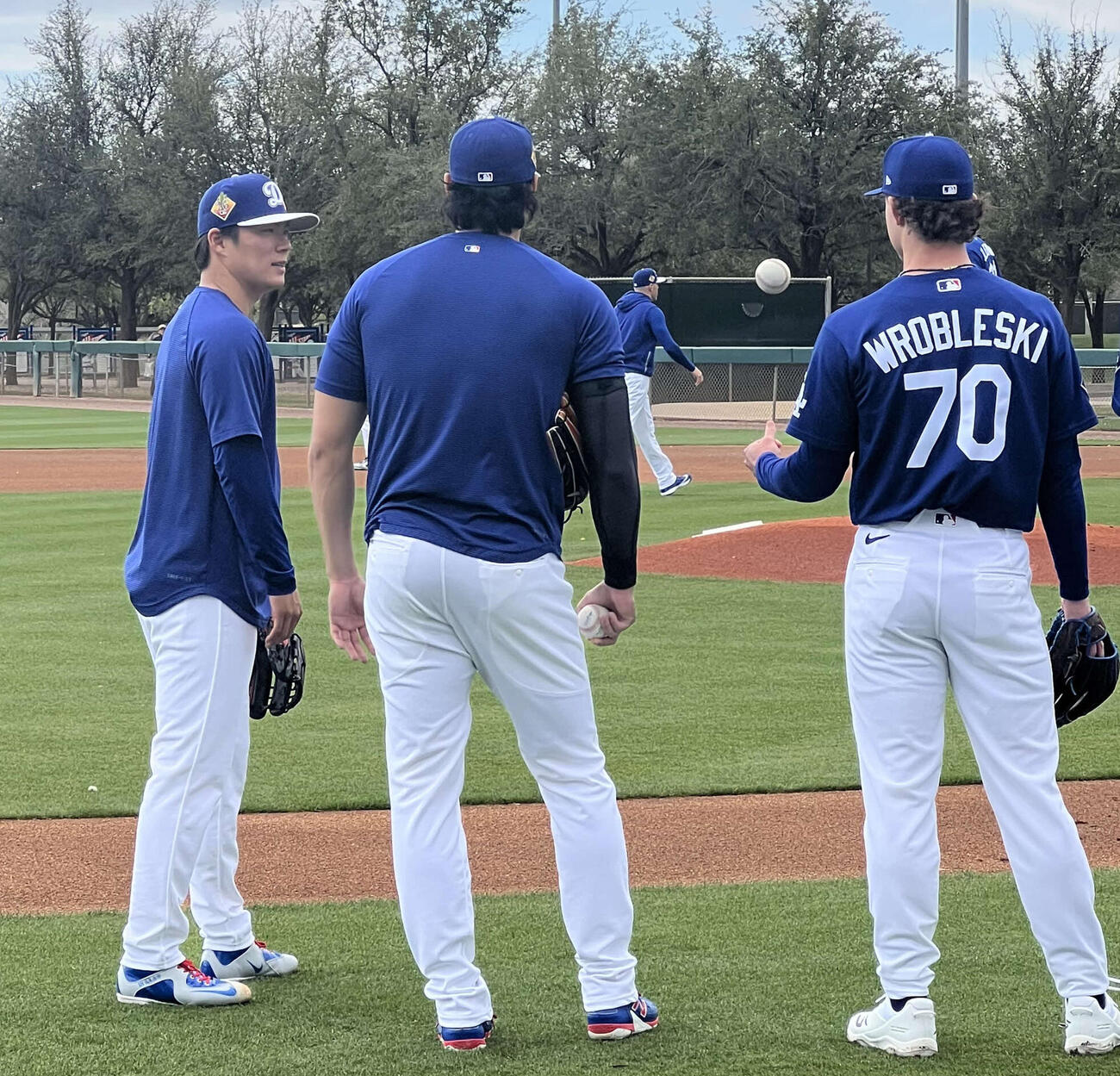 山本（左）と大谷（中）は練習の合間に談笑