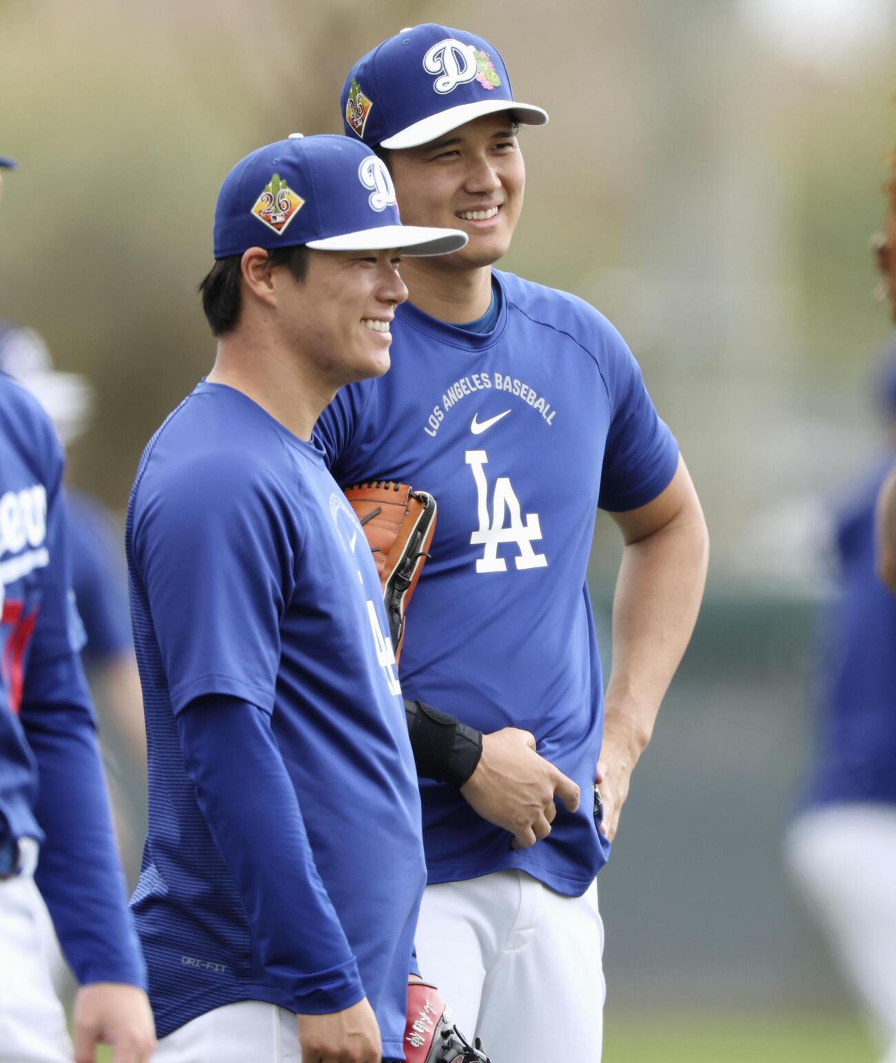 練習の合間に山本（左）と談笑するドジャース大谷（共同）