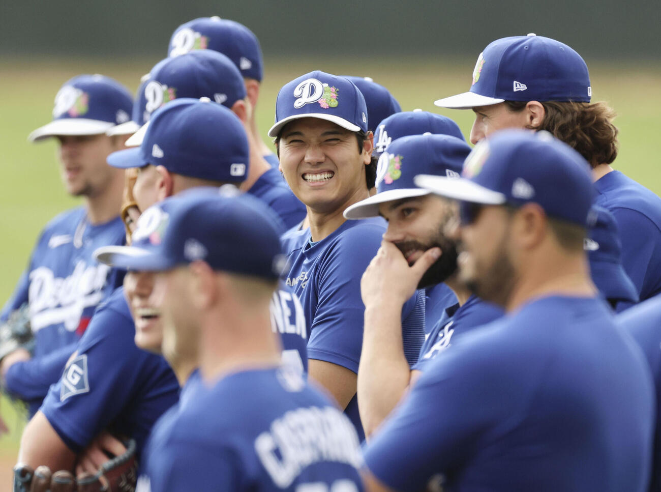 チームメートと笑顔のドジャース大谷（共同）