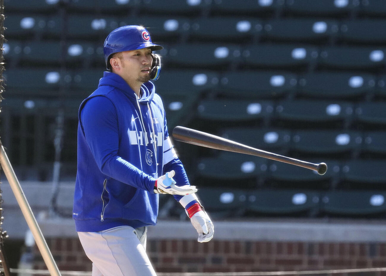 実戦形式の練習を終えたカブス鈴木（共同）