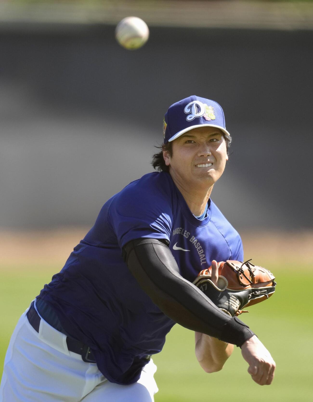 キャッチボールするドジャース大谷（共同）