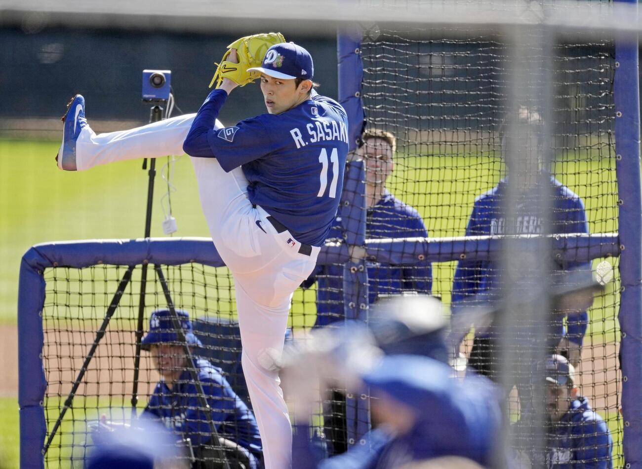 実戦形式に登板したドジャース佐々木。打者はフリーマン（共同）