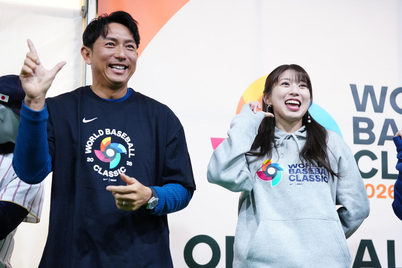 「2026WORLD BASEBALL CLASSICTM OFFICIAL STORE－MIYASHITA PARK－オープニングイベント」で急に「LOVEマシーン」を披露する牧野真莉愛。左はBC栃木の川崎（撮影・鈴木みどり）
