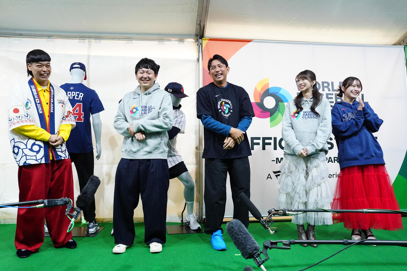 「2026WORLD BASEBALL CLASSICTM OFFICIAL STORE－MIYASHITA PARK－オープニングイベント」に登壇した、左からバッテリィズのエース、寺家、BC栃木の川崎、牧野真莉愛、森山（2026年2月20日撮影・鈴木みどり）