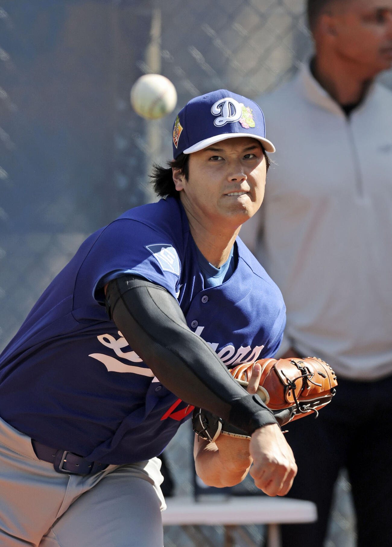 ブルペンで投球練習するドジャース大谷（共同）