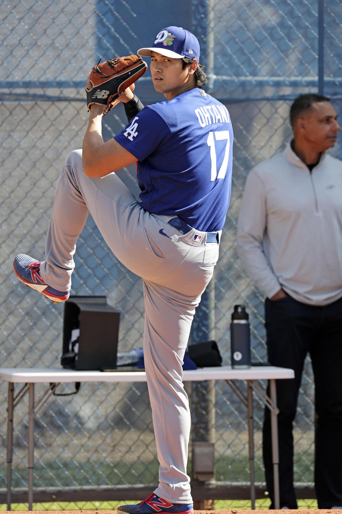 ブルペンで投球練習するドジャース・大谷＝グレンデール（共同）