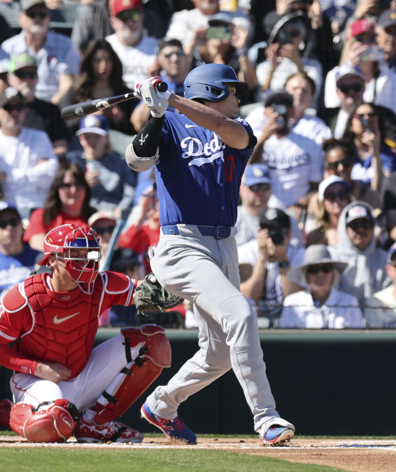 エンゼルス戦の1回、三塁内野安打を放つドジャース大谷（共同）