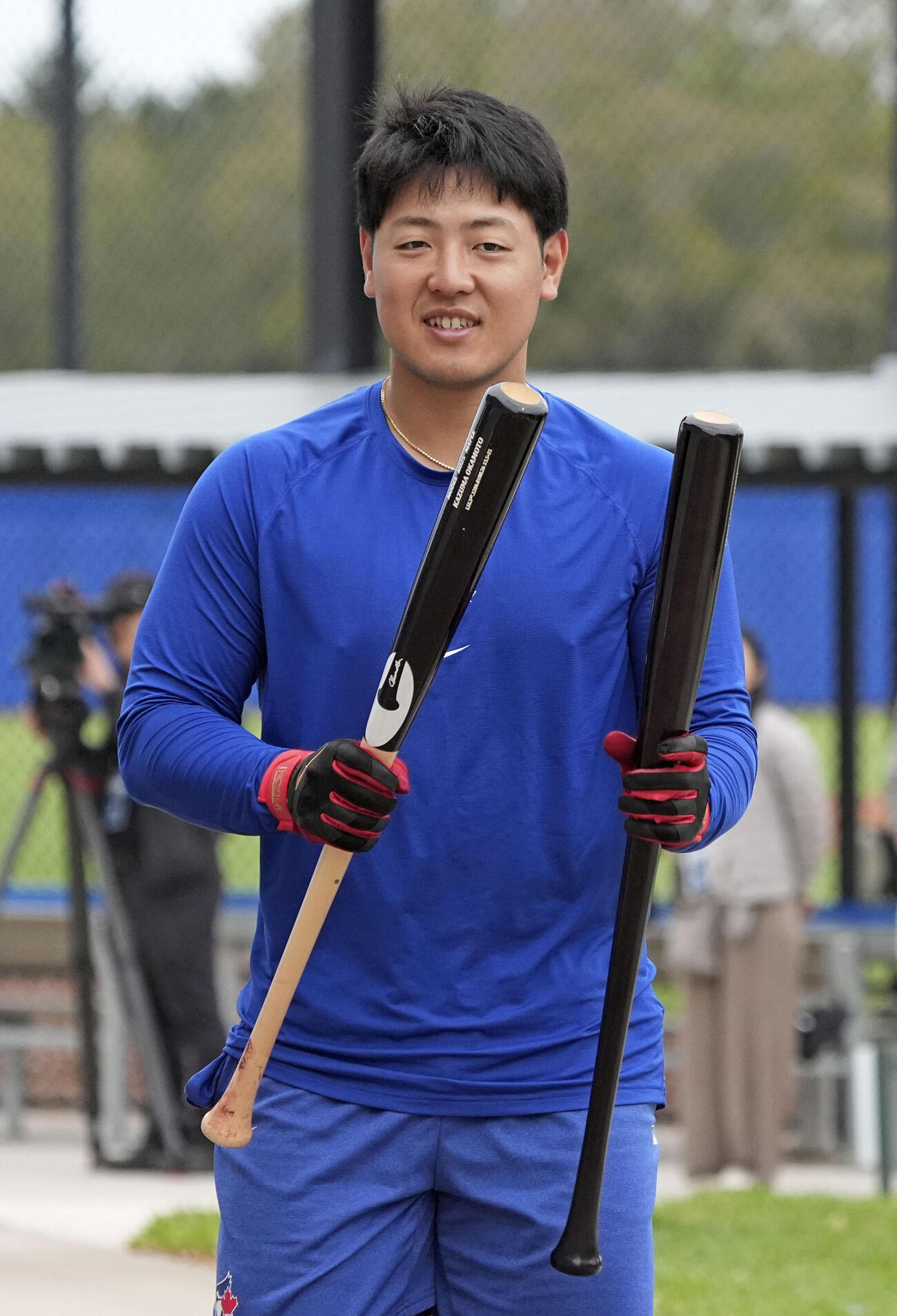 打撃練習をするため、室内練習場へ向かうブルージェイズ・岡本＝ダンイーデン（共同）