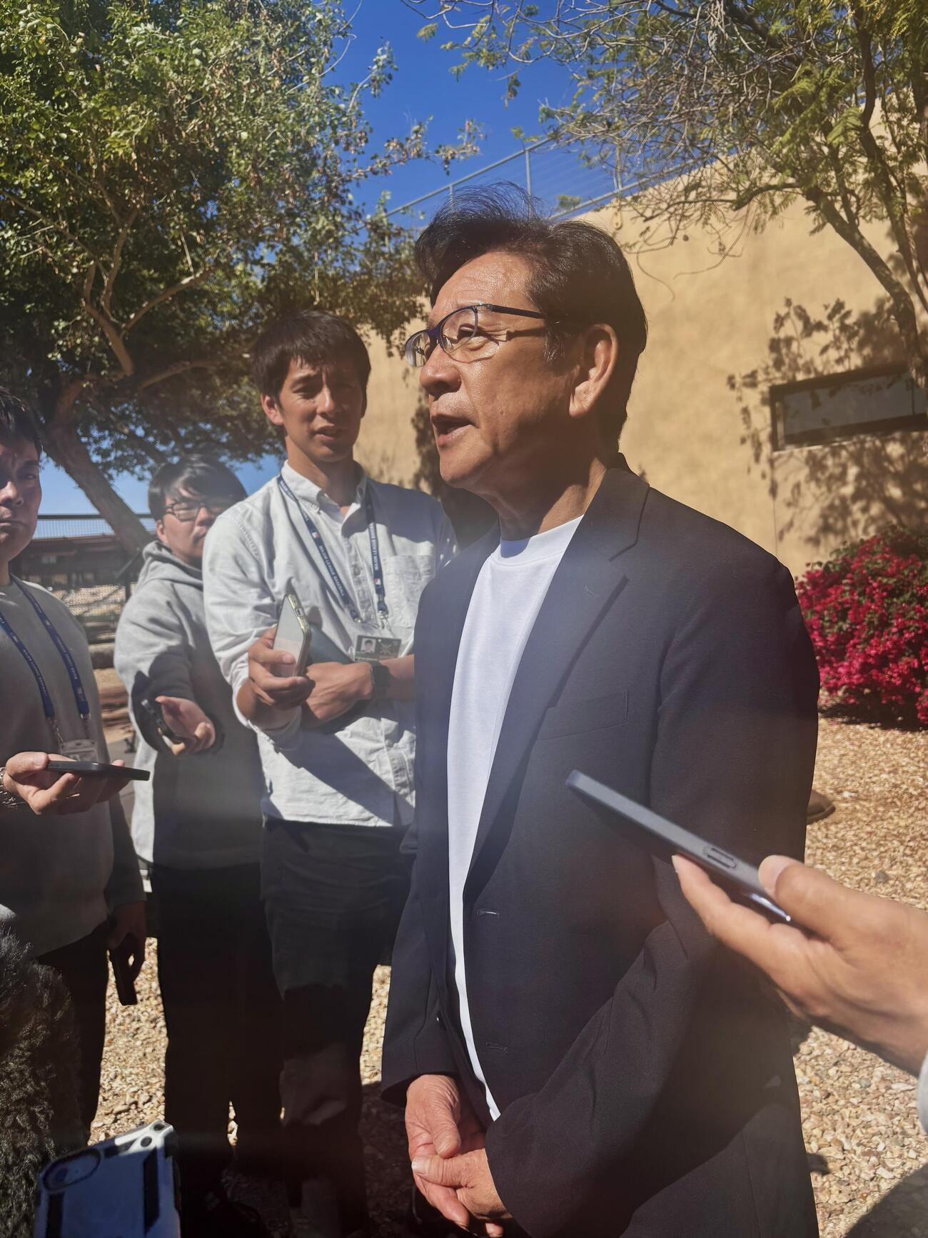 練習を見学し、大谷について語る栗山CBO（撮影・斎藤庸裕）