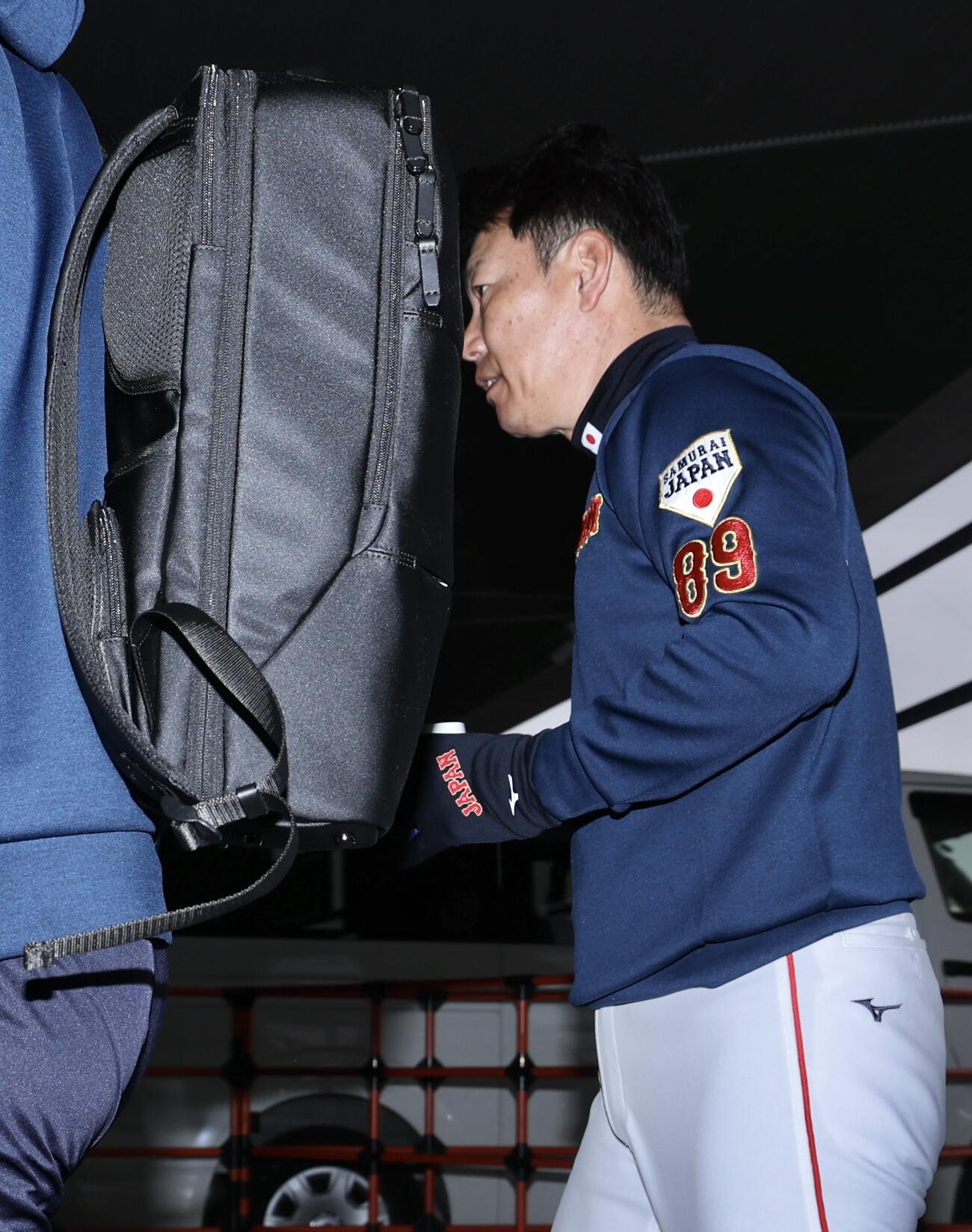 球場入りする井端監督（撮影・河田真司）