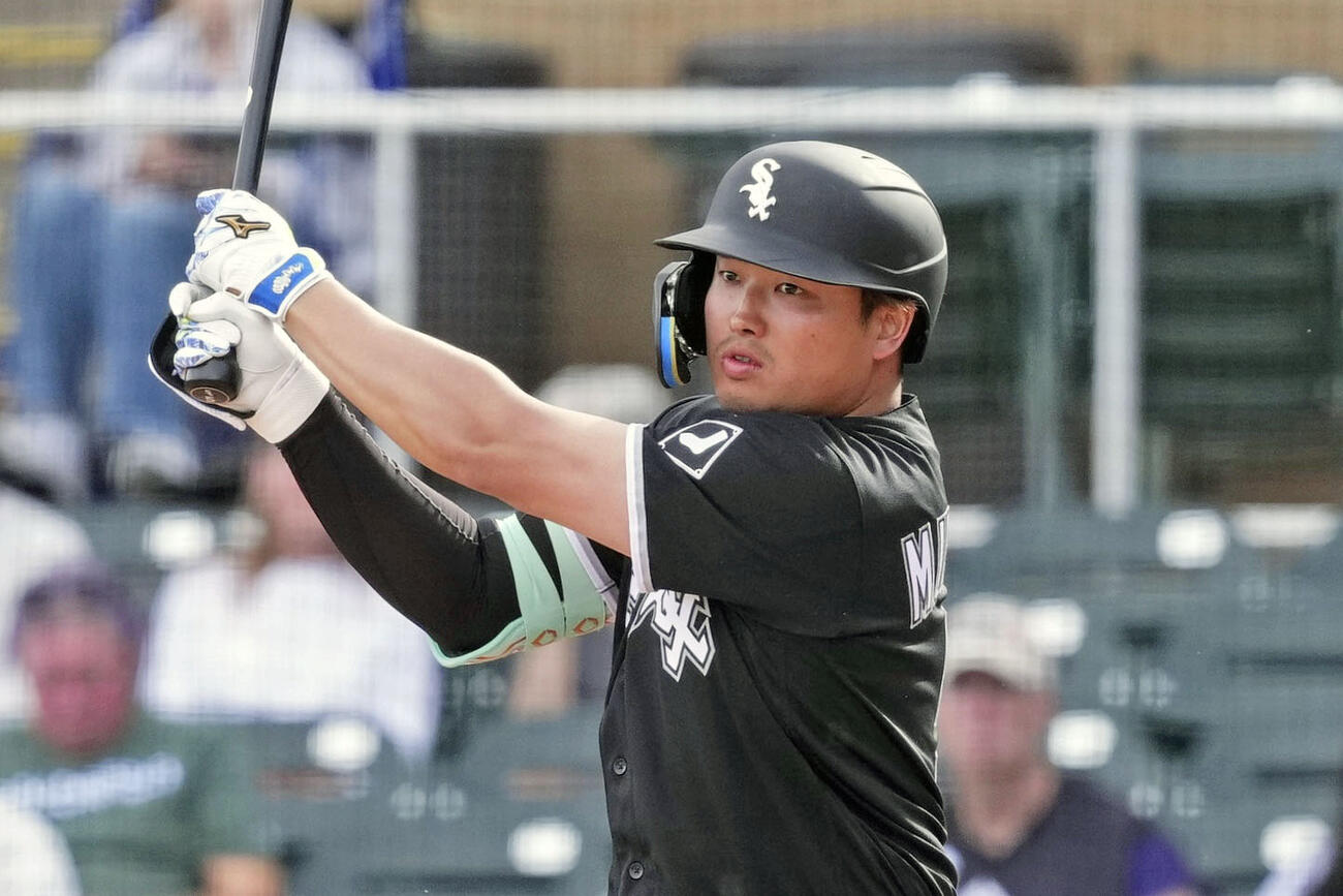 ロッキーズ戦の8回、左翼線二塁打を放つホワイトソックス・村上（共同）