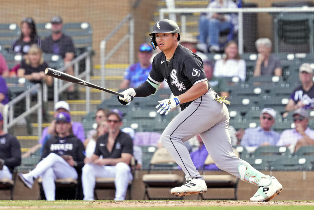 ロッキーズ戦の8回、左翼線二塁打を放つホワイトソックス・村上（共同）