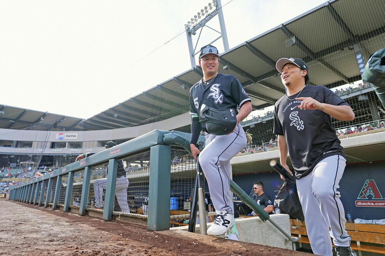 ロッキーズ戦の出場を終え、笑顔で引き揚げるホワイトソックス・村上（左）（共同）