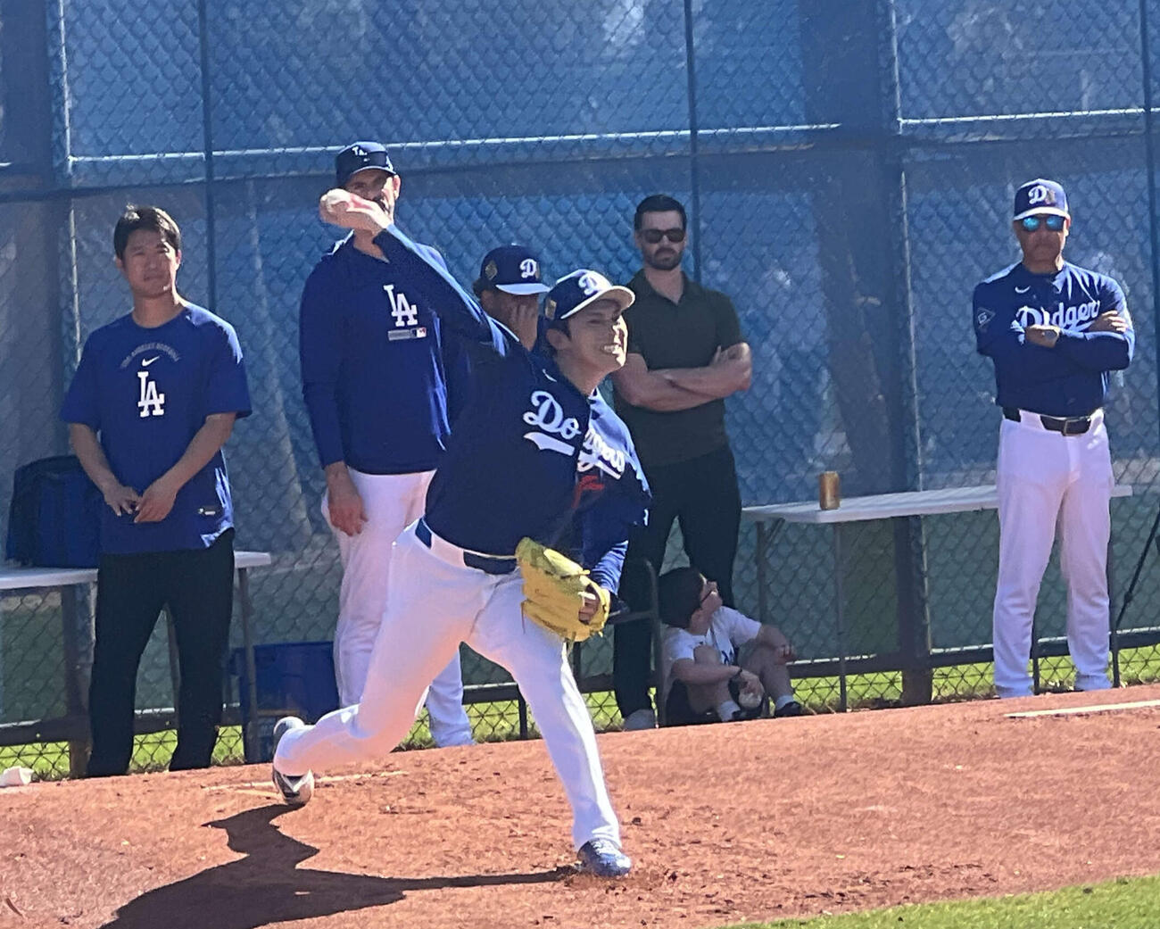ロバーツ監督（右）が見守る中、投球練習を行う佐々木朗希