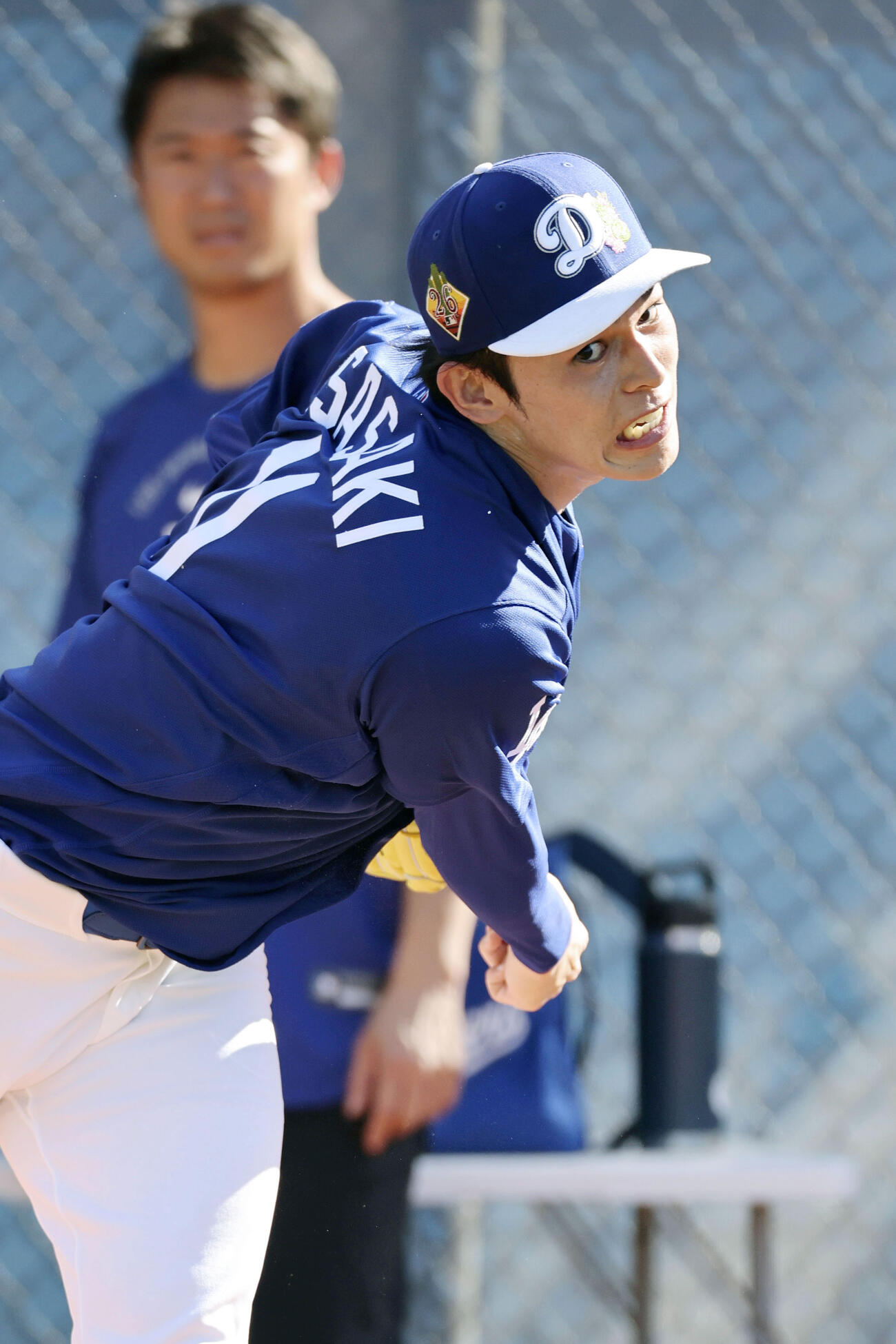 ブルペンで投球練習するドジャース佐々木（共同）