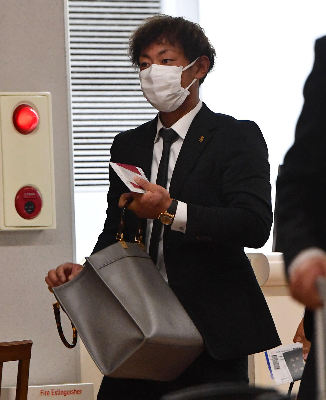 「2026年台日野球国際交流試合」に向けて台湾へ出発するソフトバンク今宮（撮影・岩下翔太）