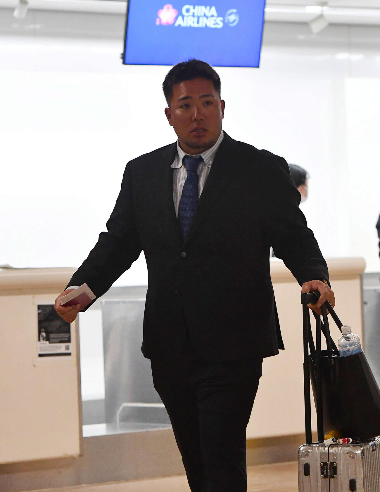 「2026年台日野球国際交流試合」に向けて台湾へ出発するソフトバンク山川（撮影・岩下翔太）